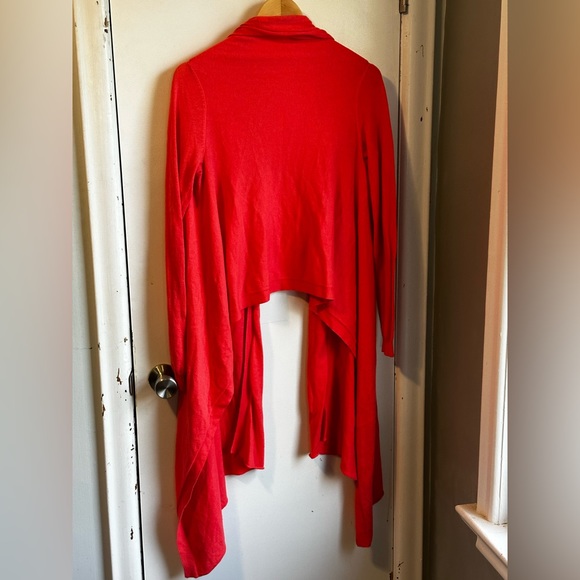 Moda International - coral short back long front open cardigan. Slight pilling - Picture 9 of 11